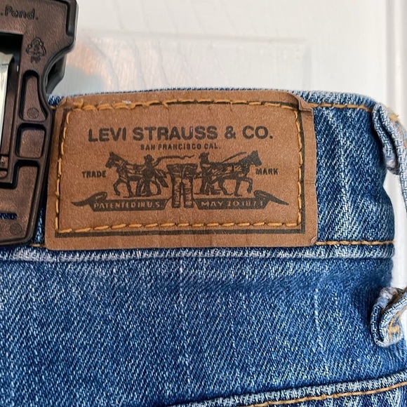 Women’s Levi 515 shorts sz 16. Front & back pockets 10” inseam 38” waist - Picture 5 of 6